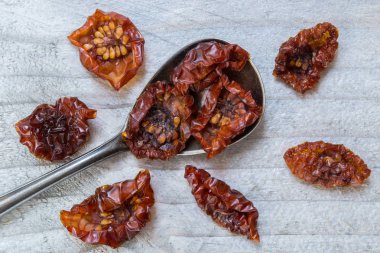 Bir kaşık makro üzerinde kurutulmuş domates