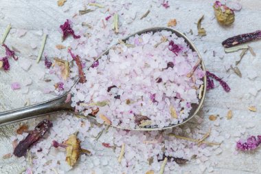 Bir kaşık makro ot tuz