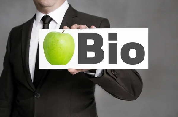 Apple Bio (német nyelven szerves) jel birtokában üzletember — Stock Fotó