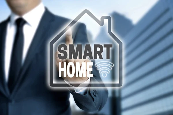 Smart Home touchscreen è gestito da un uomo d'affari — Foto Stock