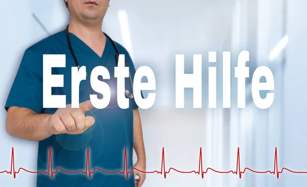 Erste Hilfe (i germn första hjälpen) läkare visar på betraktaren med hea — Stockfoto