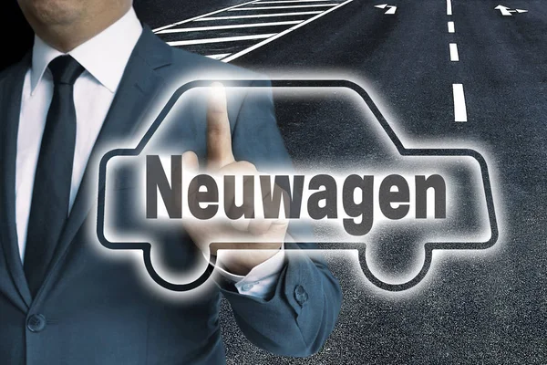 Neuwagen (in Duitse nieuwe auto) auto touchscreen wordt geëxploiteerd door man — Stockfoto