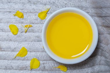 Kolza yağı kavramı gri wood önünde