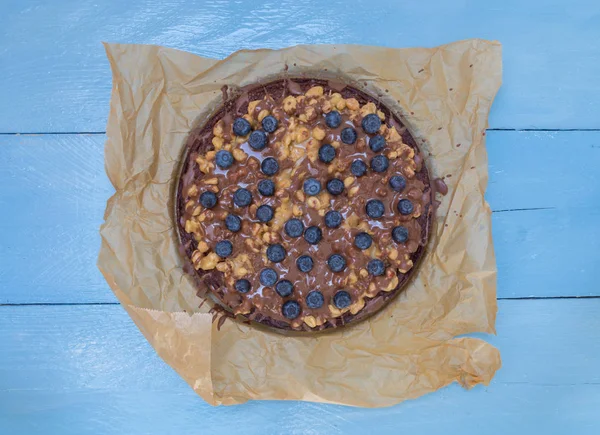 Шоколадный пирог с арахисовой карамелью и черникой — стоковое фото