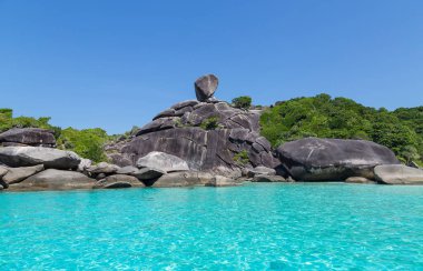 Similan Adaları kaya ve turkuaz mavi deniz Tayland