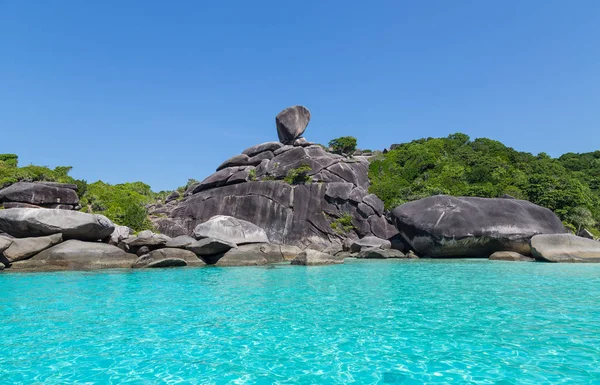 Similan Adaları kaya ve turkuaz mavi deniz Tayland