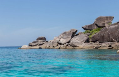 Similan Adaları kaya ve turkuaz mavi deniz Tayland