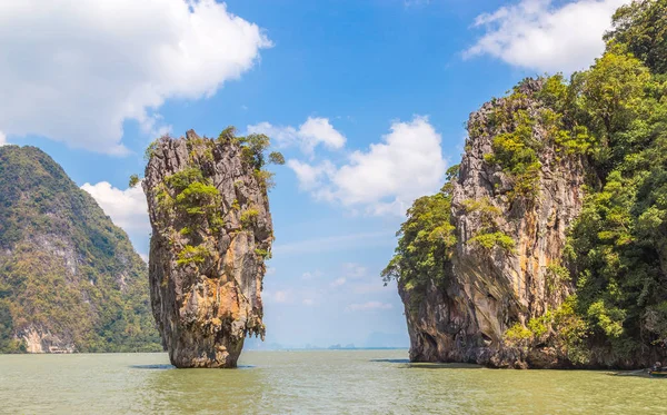 Břidlicové skále Khao Phing Kan ostrov v Thajsku — Stock fotografie