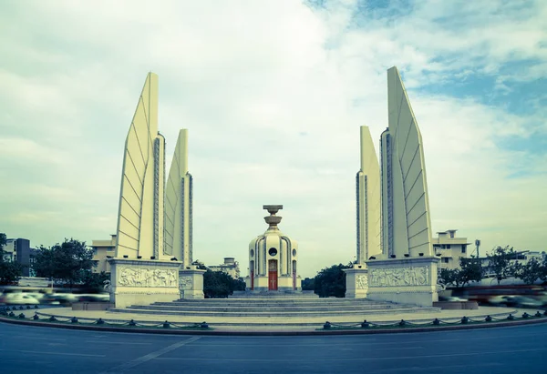 Demokrácia emlékmű Bangkok vonzerejét panoráma — Stock Fotó