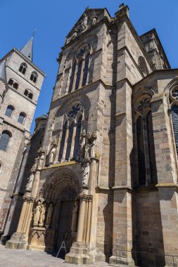 Trier mavi gökyüzü ile Liebfrauenkirche