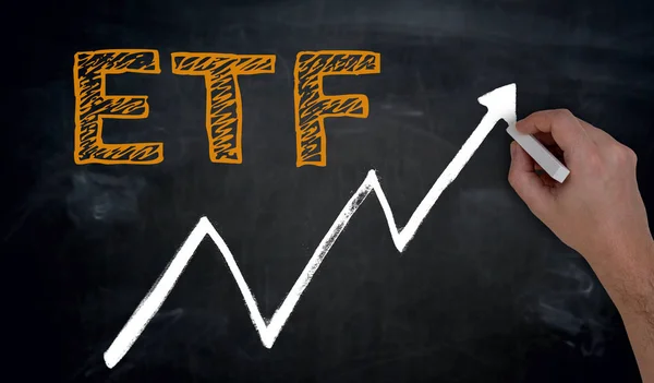 ETF e gráfico é escrito à mão no quadro negro — Fotografia de Stock