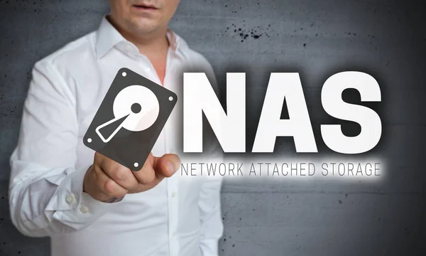 NAS touchscreen működteti az ember — Stock Fotó
