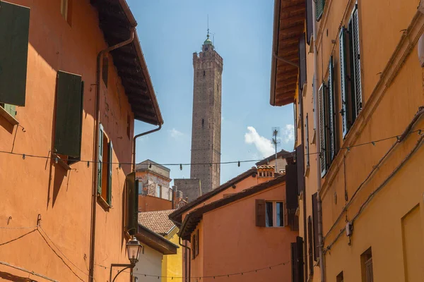 Straßen von Bologna Emilia Romagna Italien mit Blick auf die beiden Schlepptau — Stockfoto