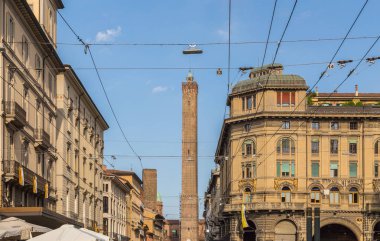 İki çekici görünümü ile Bologna Emilia Romagna İtalya sokaklarında