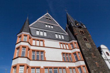 Bir Bernkastel-Kues Mosel üzerinde tarihi evler cepheler
