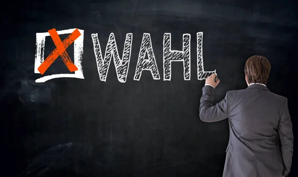 Empresário escreve Wahl (em alemão Vote) no conceito de quadro-negro — Fotografia de Stock