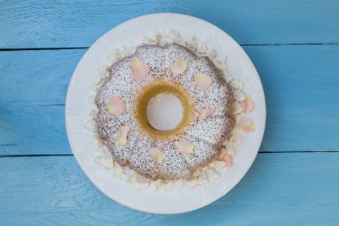 Şeker ve çiçek buzlanma ile pasta yüzük