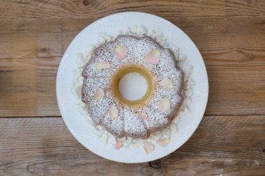 Şeker ve çiçek buzlanma ile pasta yüzük