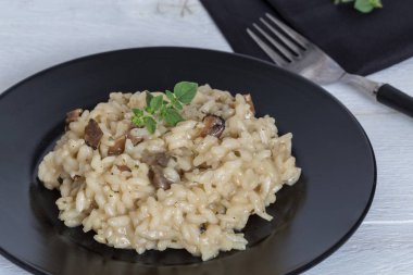 Truffle Risotto ile mercanköşk bir plaka üzerinde