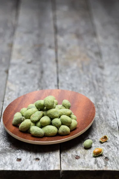 Arachidi Wasabi su fondo rustico in legno — Foto Stock