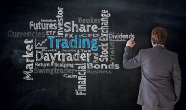 İşadamı yazar yazı tahtası kavramı üzerinde bulut ticaret