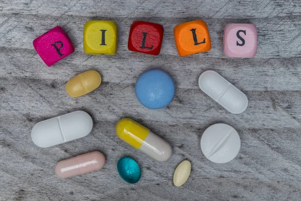 Küpleri ve gri ahşap kavram tablet hap mektup