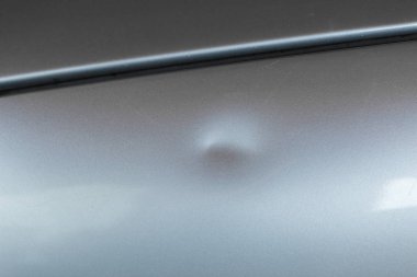 Araba gümüş boya ile çarpmak