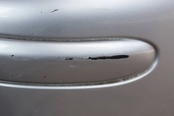 Шрам на машине с серебряной краской — стоковое фото