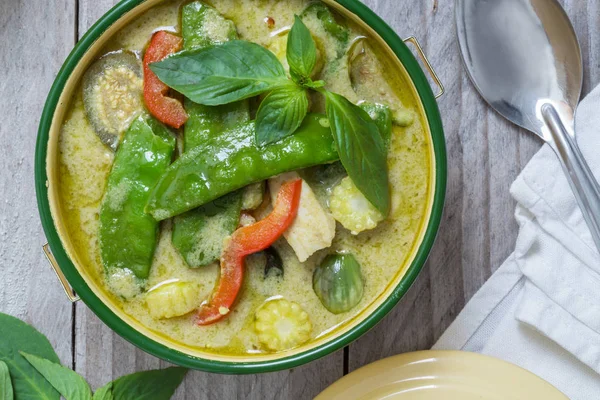 Green Thai curry in a bowl on wooden table — Stock Photo, Image