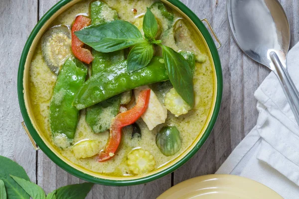 Green Thai curry w misce na drewnianym stole — Zdjęcie stockowe