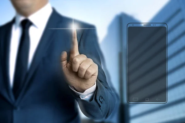 Smartphone pantalla táctil es operado por hombre de negocios —  Fotos de Stock