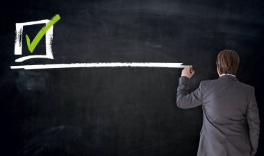İşadamı onay kutusunu blackboard konsepti üzerine yazma