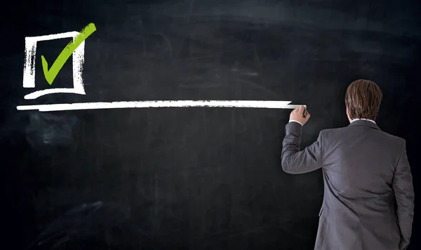 İşadamı onay kutusunu blackboard konsepti üzerine yazma — Stok fotoğraf