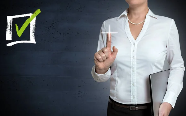 Casella di controllo touchscreen è mostrato da donna d'affari — Foto Stock