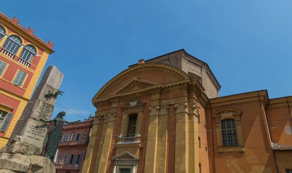 Monumento Alla Liberta e Catedral de San Domenico Modena Emilia — Fotografia de Stock