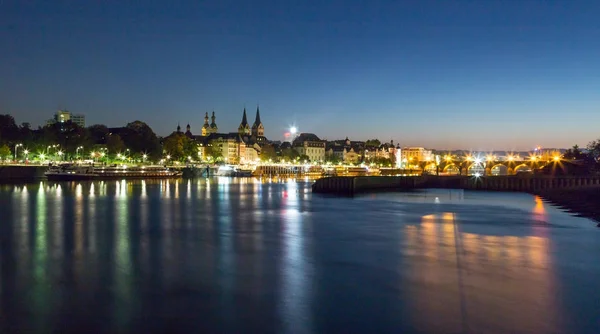 Koblenz com Mosel à noite Renânia-Palatinado Alemanha — Fotografia de Stock