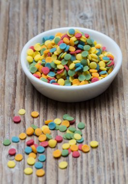 Dekorasyon ahşap üzerine bir kase içinde pişirme konfeti