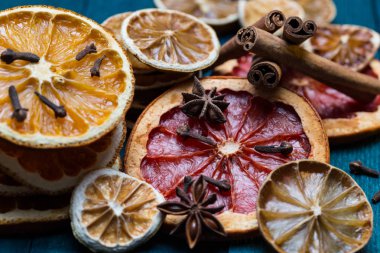 Kurutulmuş portakal, limon, limon ve greyfurt ile tarçın, anason bir