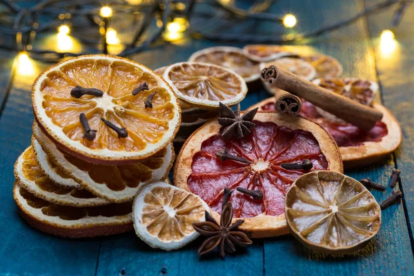 Arance secche, limone, lime e pompelmo con cannella, anice — Foto Stock