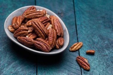 Pecans benzin-renkli ağaç kabuğu'nda on