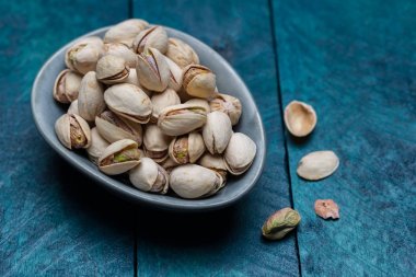 Benzin renkli ahşap kabuk üzerine Antep fıstığı