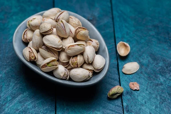 Benzin renkli ahşap kabuk üzerine Antep fıstığı