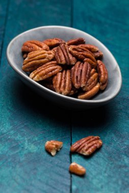 Pecans benzin-renkli ağaç kabuğu'nda on