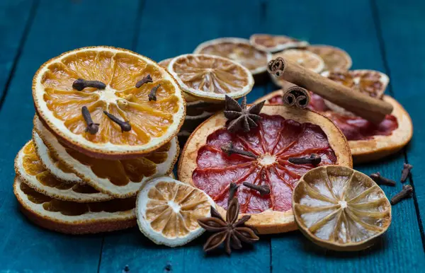 Suszone pomarańcze, cytryny, limonki i grejpfruta z cynamonu, anyżu — Zdjęcie stockowe
