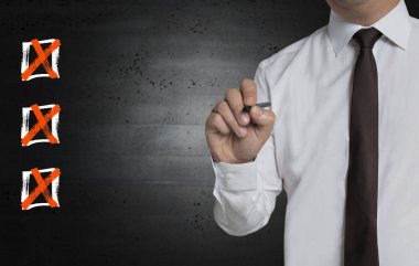 Ekranda boş denetim listesi işadamı yazıyor