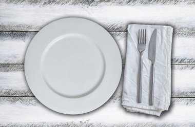 Boş tabak ve çatal bıçak takımı beyaz vintage ahşap üzerine