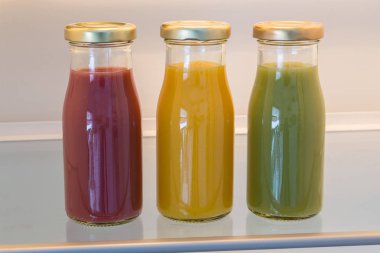 Smoothies açık buzdolabı kavram