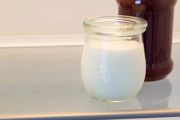 Jogurt v otevřené lednice koncept — Stock fotografie