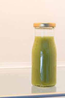 Yeşil Smoothie açılan buzdolabı kavram