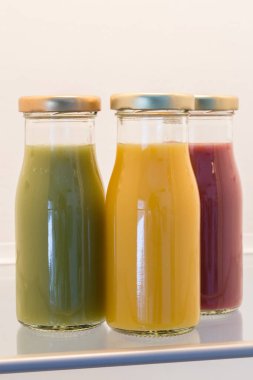 Smoothies açılan buzdolabı kavram